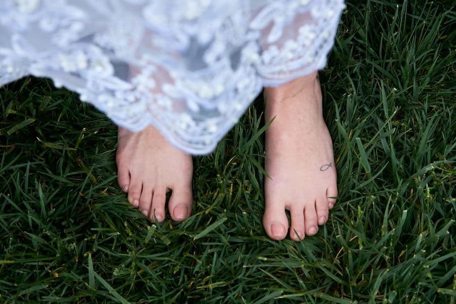Nackte Füsse im Gras
